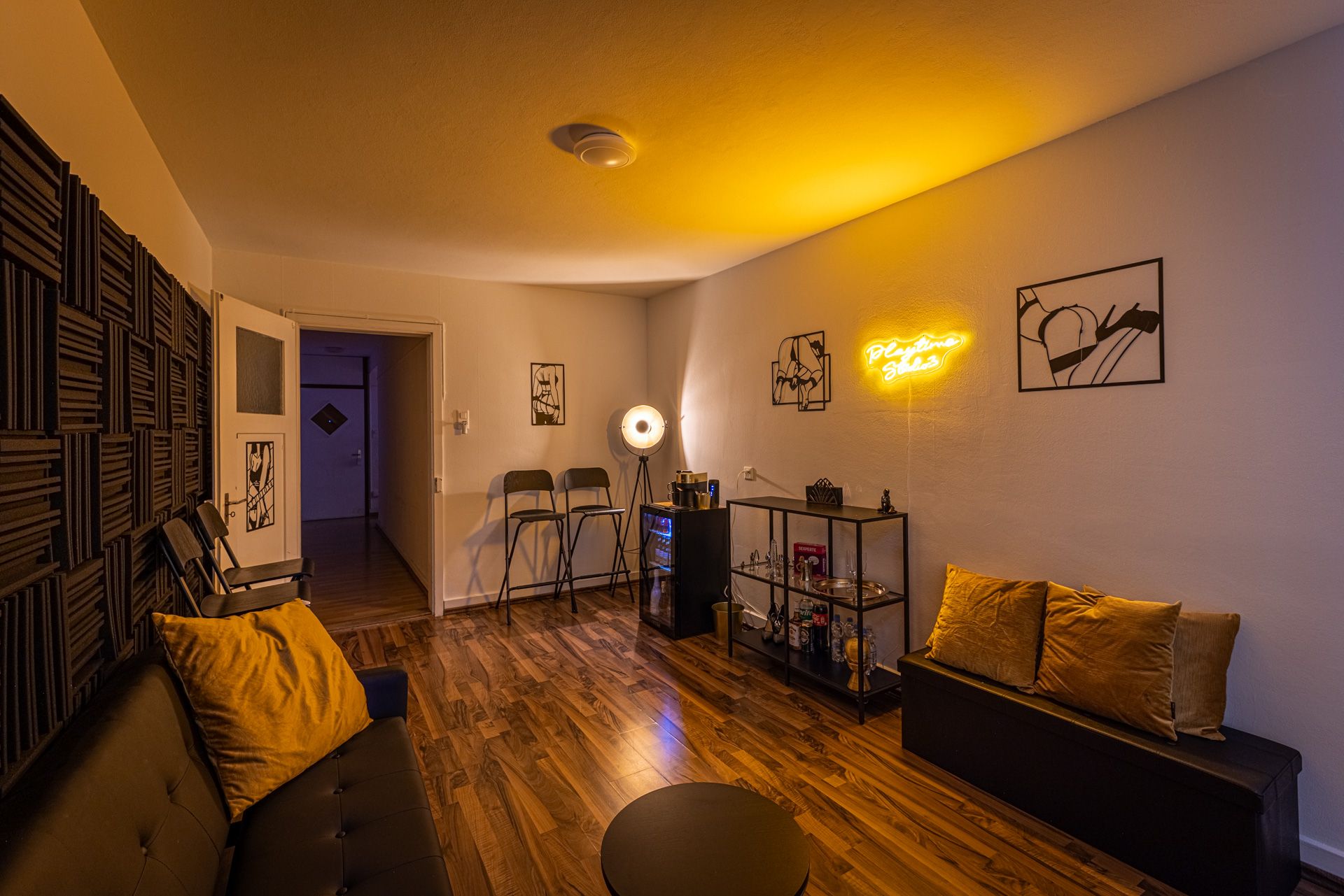 Lounge im Studio34 mit Sofa, Barhockern und Getränkewagen