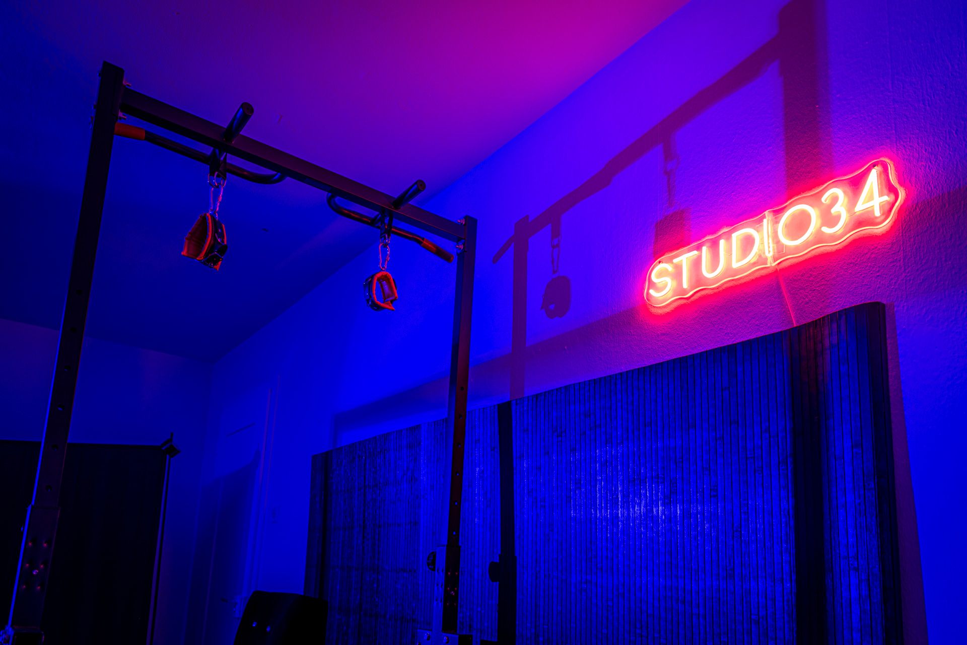 Leuchtschild Studio34 im blauen Licht des Playrooms