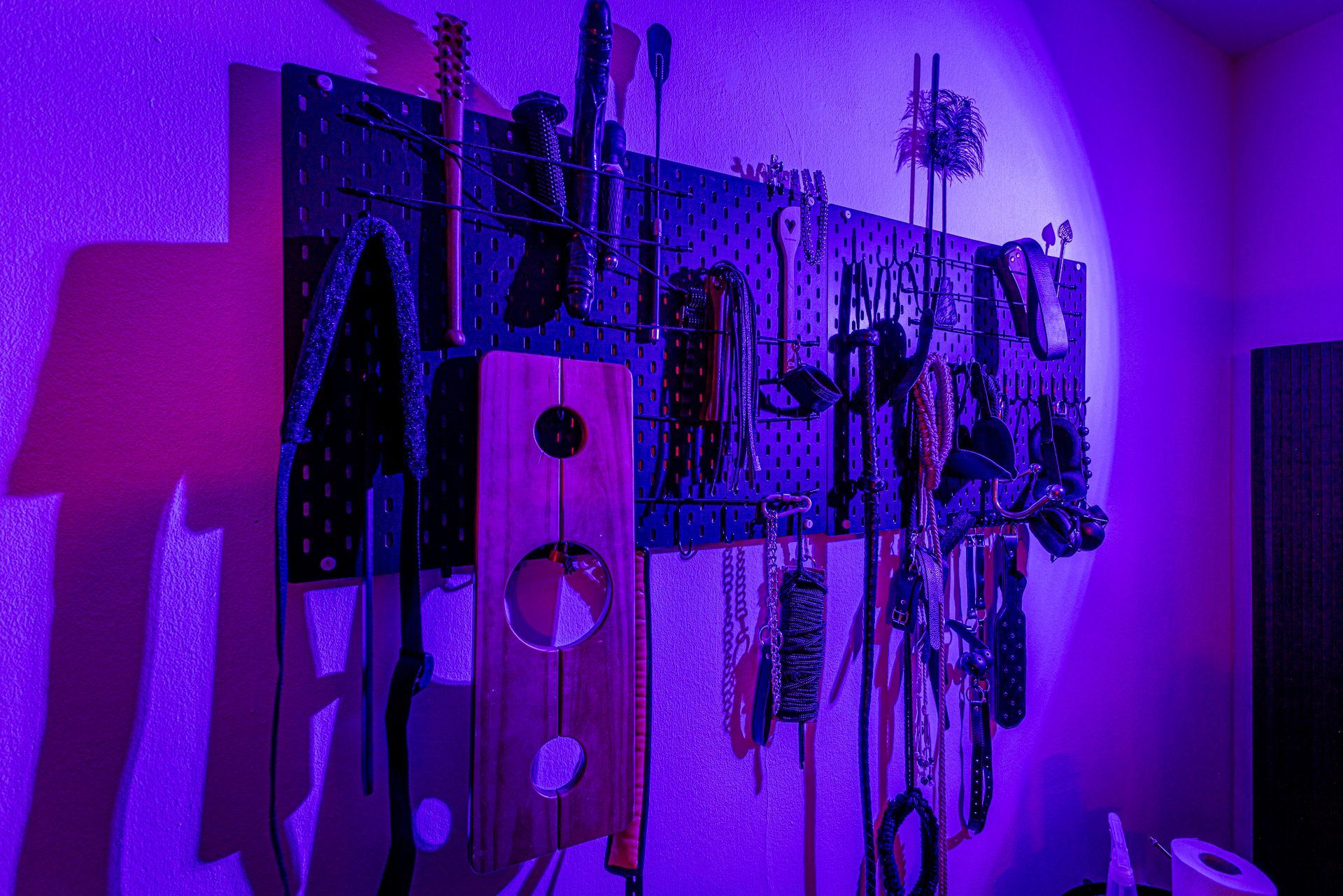 Wand mit BDSM-Requisiten im Studio34